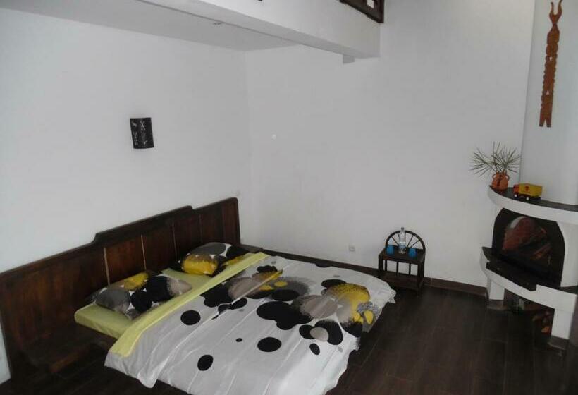 اتاق لوکس با تخت بزرگ, Ecole Lodge Antananarivo