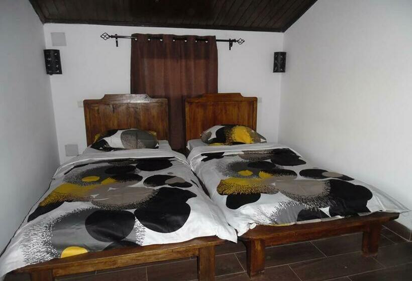 اتاق لوکس با تخت بزرگ, Ecole Lodge Antananarivo