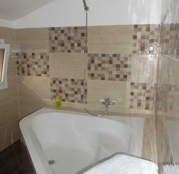 اتاق لوکس با تخت بزرگ, Ecole Lodge Antananarivo