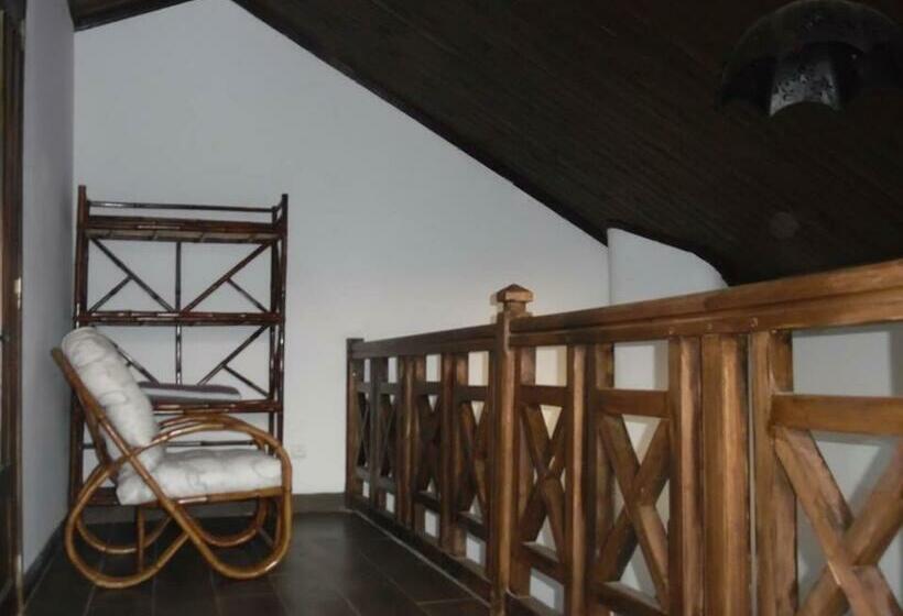 اتاق لوکس با تخت بزرگ, Ecole Lodge Antananarivo