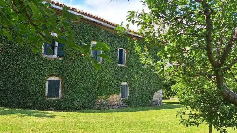اتاق راحتی سه تخته, Old House Nilovic