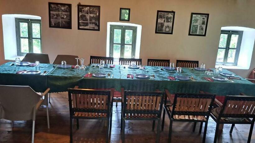 اتاق راحتی سه تخته, Old House Nilovic