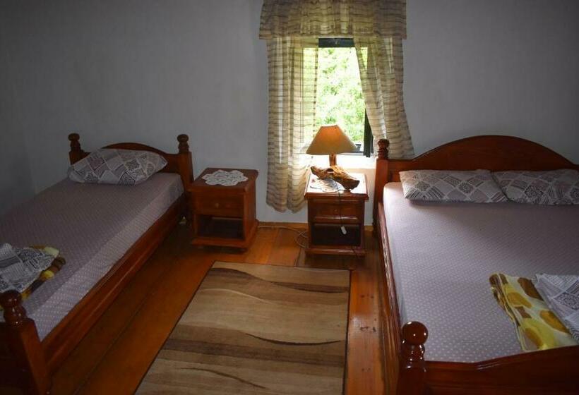 اتاق راحتی سه تخته, Old House Nilovic