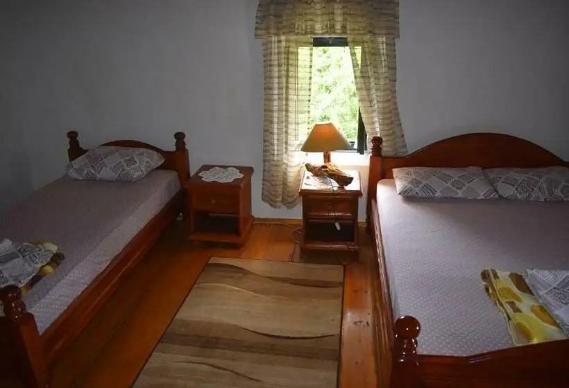 اتاق راحتی سه تخته, Old House Nilovic