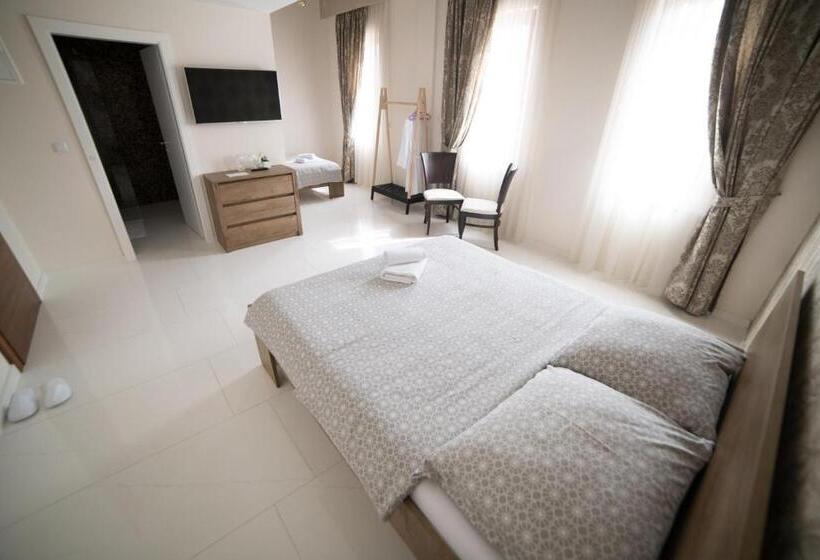 اتاق استاندارد سه تخته با سرویس بهداشتی مشترک, Urban