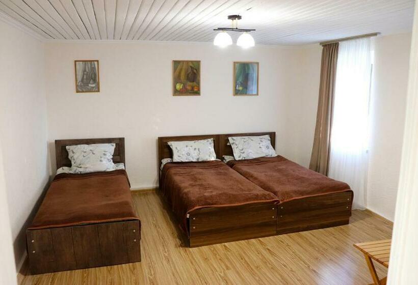 اتاق استاندارد سه تخته با سرویس بهداشتی مشترک, Greengate