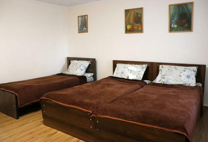 اتاق استاندارد سه تخته با سرویس بهداشتی مشترک, Greengate