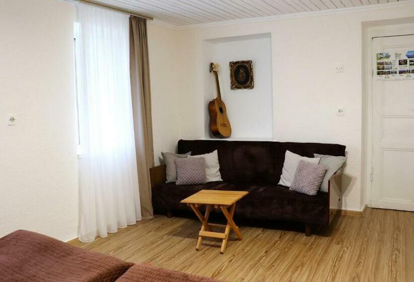 اتاق استاندارد سه تخته با سرویس بهداشتی مشترک, Greengate