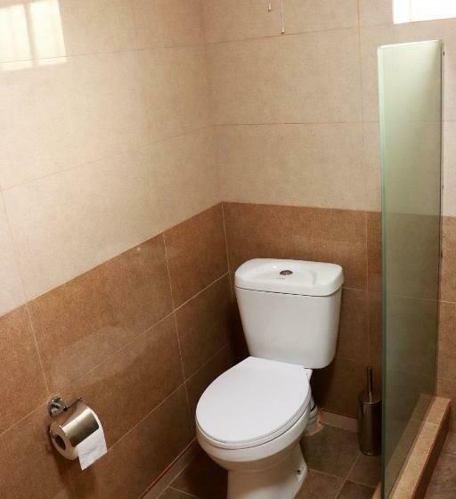 اتاق استاندارد سه تخته با سرویس بهداشتی مشترک, Greengate