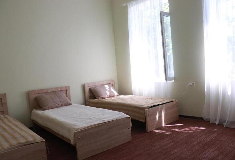 اتاق استاندارد سه تخته با سرویس بهداشتی مشترک, Greengate