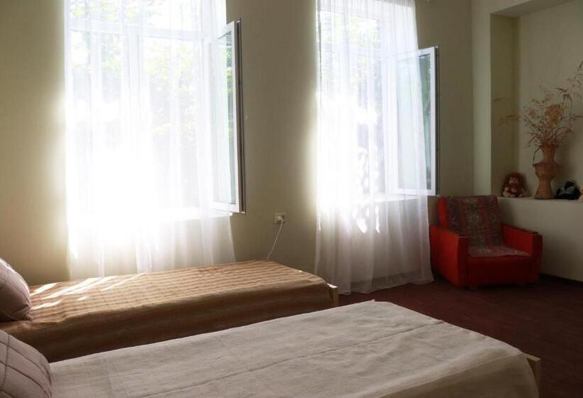 اتاق استاندارد سه تخته با سرویس بهداشتی مشترک, Greengate