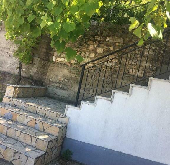 Четырехместный Номер Стандарт, Joni S House