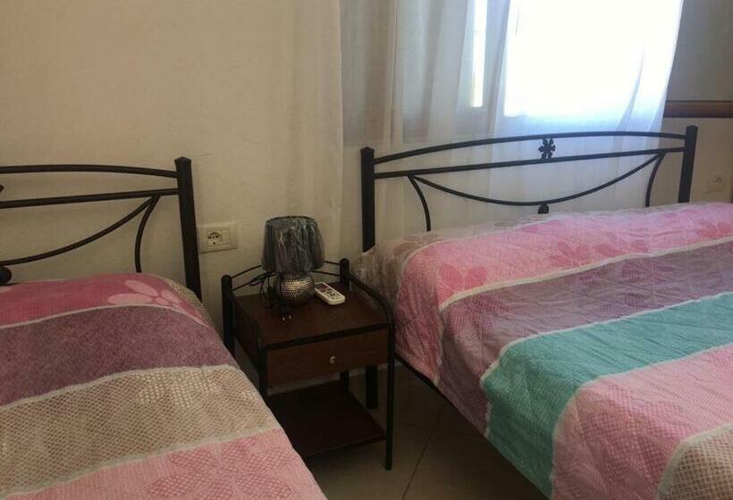 استودیو خانوادگی, Joni S House
