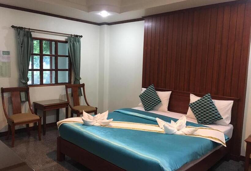 キングサイズベッドのデラックスルーム, Busyarin