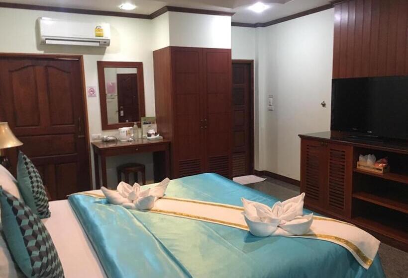 キングサイズベッドのデラックスルーム, Busyarin