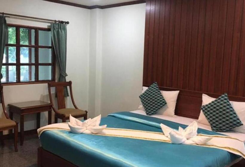 キングサイズベッドのデラックスルーム, Busyarin