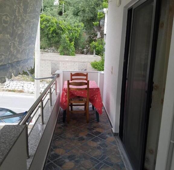 带观景的标准工作室, Hyso Vela