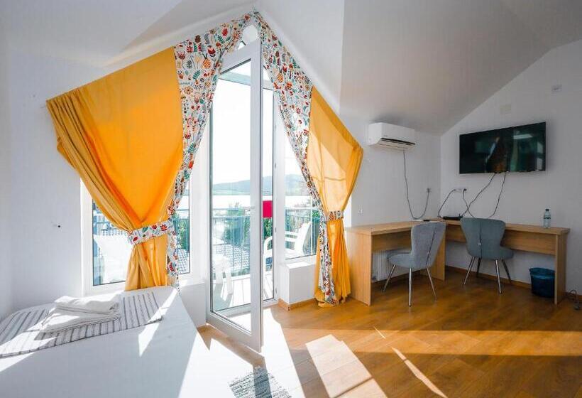 استودیو خانوادگی, Laguna Beach Club Bazaleti Lake