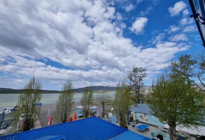 سوییت لوکس, Laguna Beach Club Bazaleti Lake