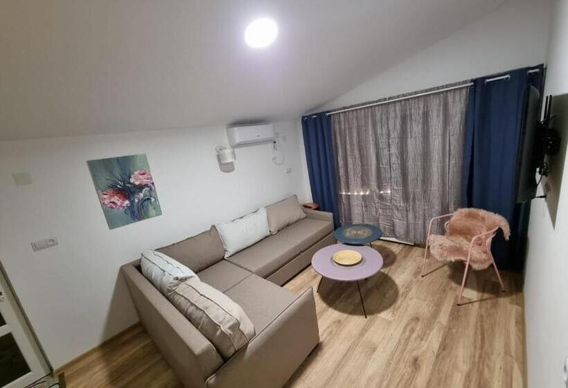 سوییت لوکس, Laguna Beach Club Bazaleti Lake