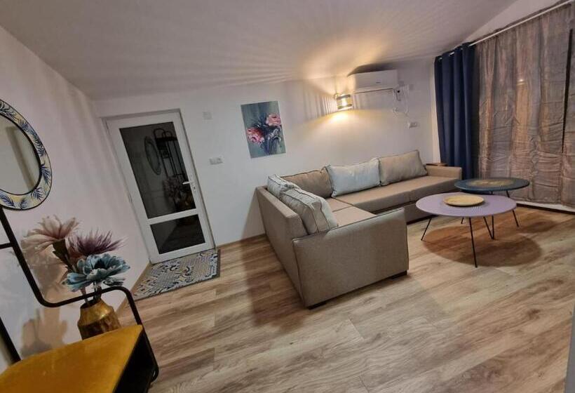 سوییت لوکس, Laguna Beach Club Bazaleti Lake