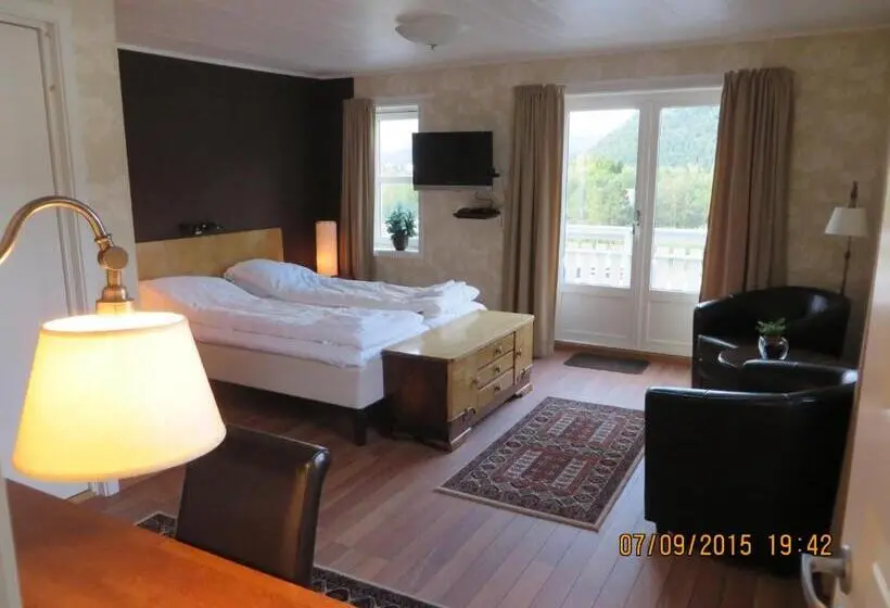 バルコニー付きスタンダードルーム, Ulvsvåg Gjestgiveri Og Fjordcamping As
