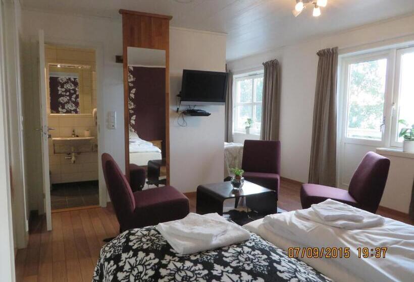 Triple Room Sea View, Ulvsvåg Gjestgiveri Og Fjordcamping As