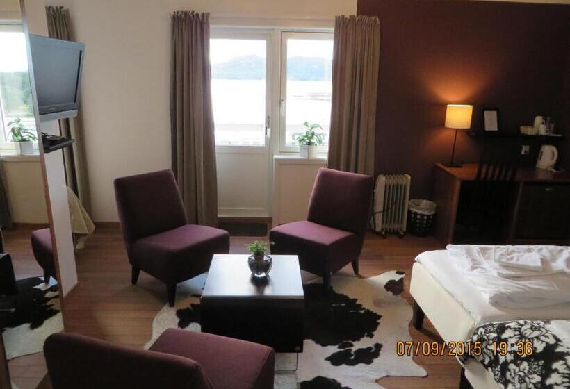 Triple Room Sea View, Ulvsvåg Gjestgiveri Og Fjordcamping As