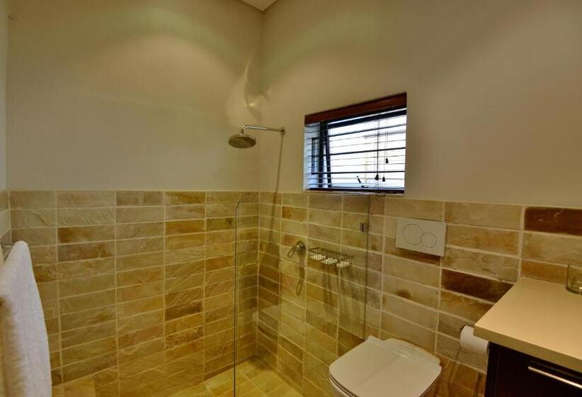 标准间, Ladybird Lodge