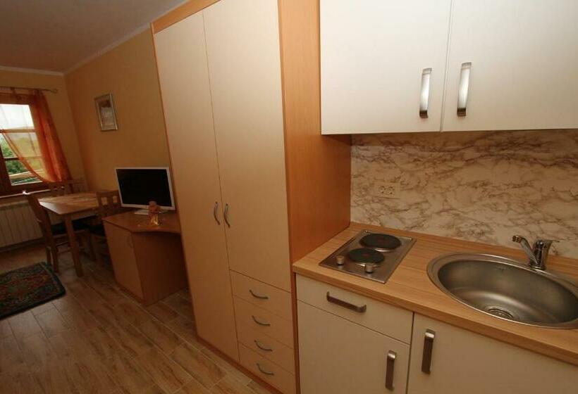 استودیوی استاندارد, Tourist Farm Dujceva Domacija