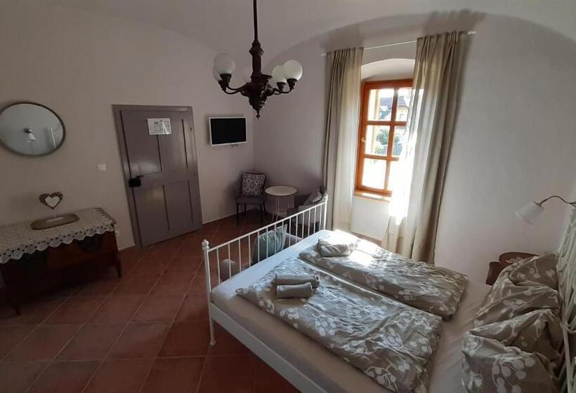 جناح, Köveskál Panzió