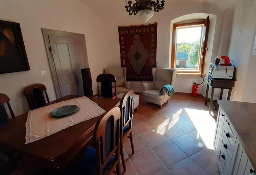 スイート, Köveskál Panzió