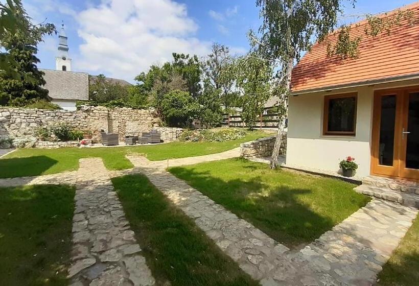 ガーデンビュースタンダードルーム, Köveskál Panzió