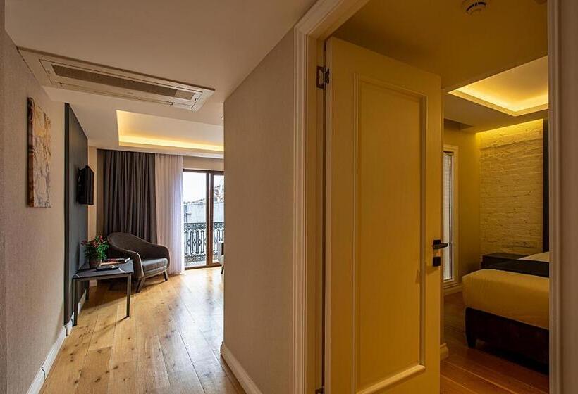 سوییت سوپریور, Moss Suites