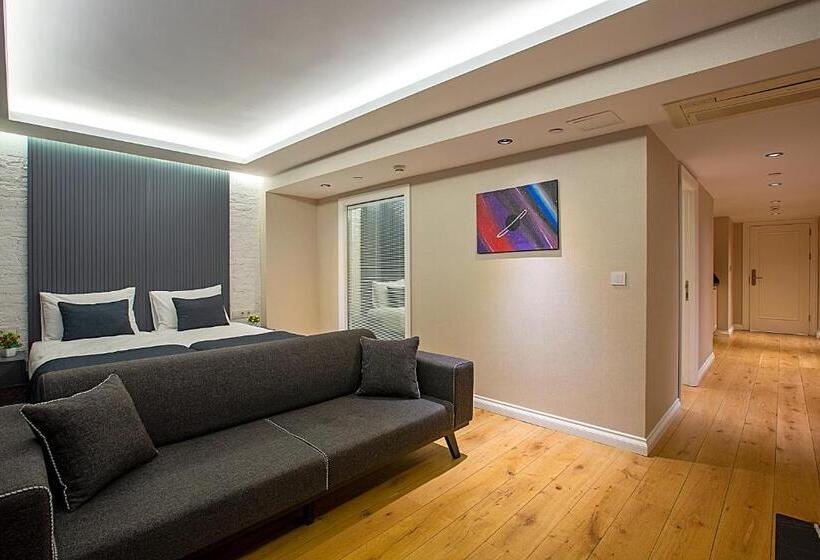 سوییت سوپریور, Moss Suites