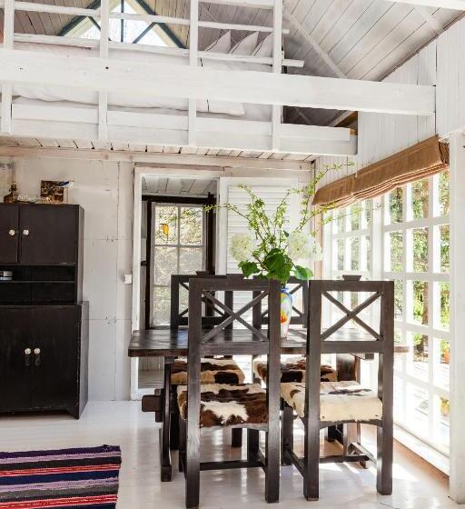 بانگلوی استاندارد, Adami Country Guesthouse