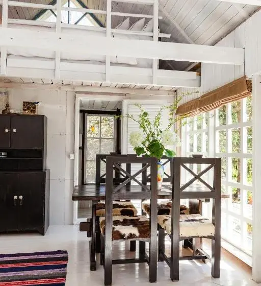 بانگلوی استاندارد, Adami Country Guesthouse