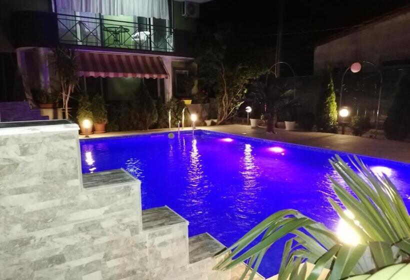 اتاق خانوادگی با چشم‌انداز کوه, Lile Pestani Accommodation
