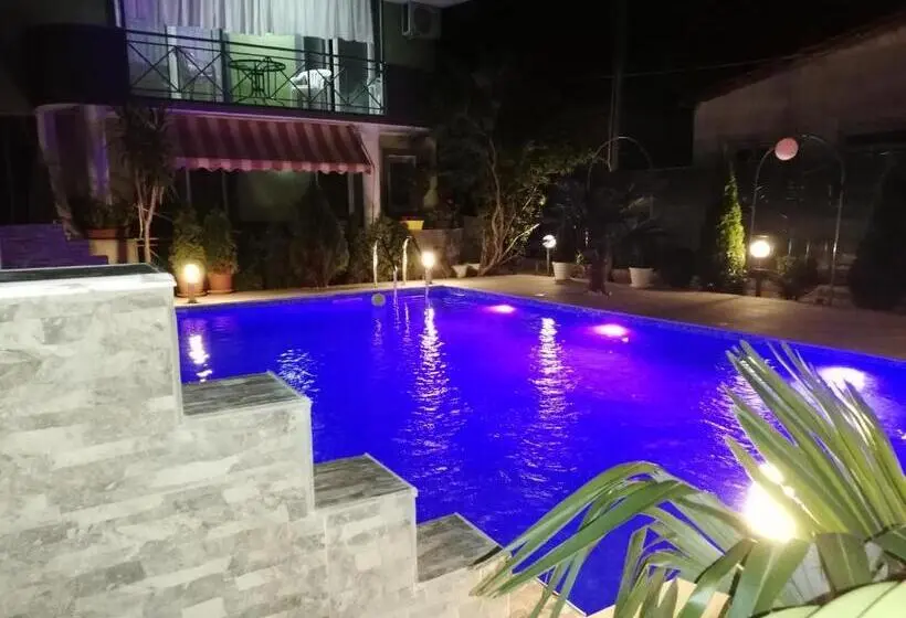 اتاق خانوادگی با چشم‌انداز کوه, Lile Pestani Accommodation
