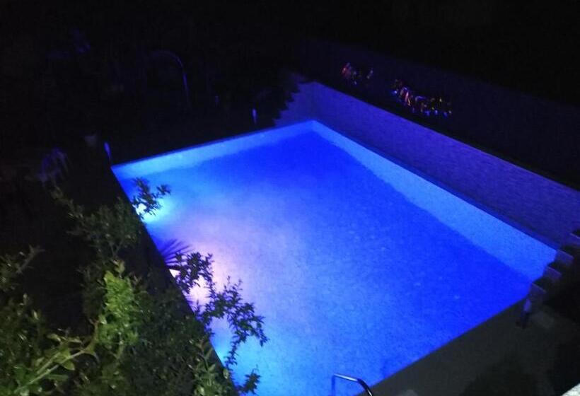 اتاق خانوادگی با چشمانداز کوه, Lile Pestani Accommodation