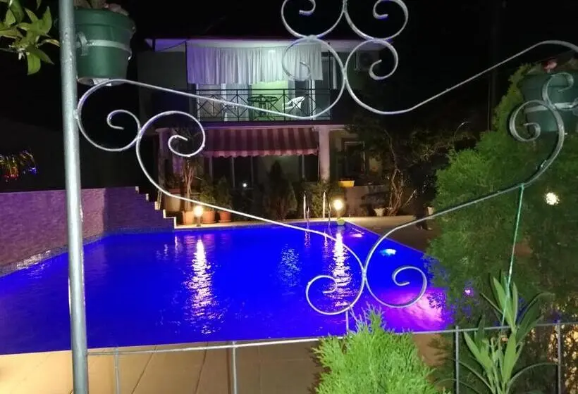 اتاق خانوادگی با چشم‌انداز کوه, Lile Pestani Accommodation