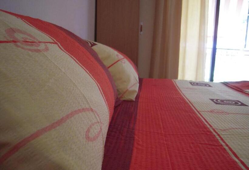 اتاق استاندارد سه تخته با بالکن, Lile Pestani Accommodation