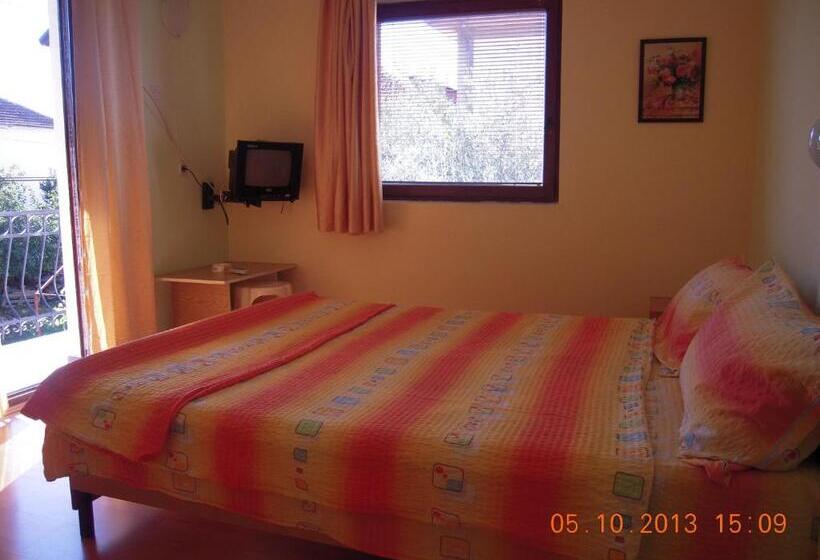 اتاق استاندارد سه تخته با بالکن, Lile Pestani Accommodation