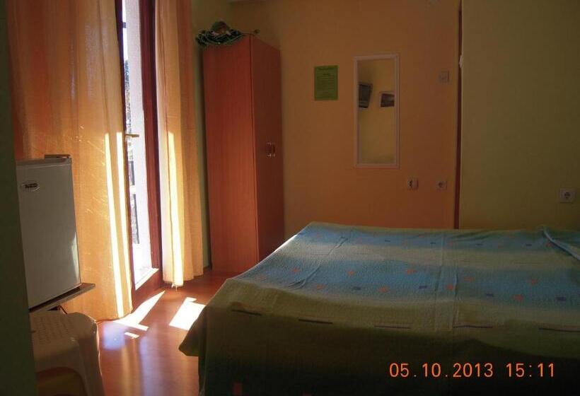اتاق استاندارد سه تخته با بالکن, Lile Pestani Accommodation