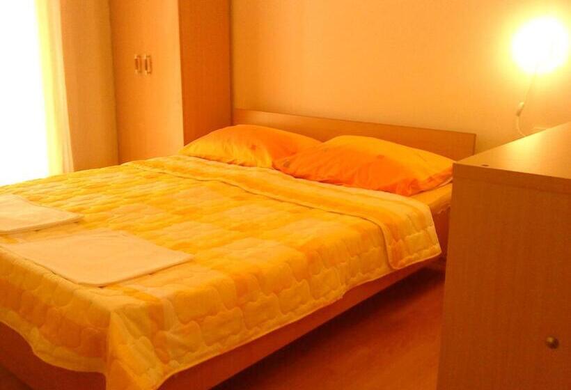 اتاق استاندارد سه تخته با بالکن, Lile Pestani Accommodation