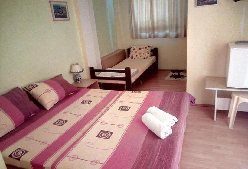 اتاق استاندارد سه تخته با بالکن, Lile Pestani Accommodation