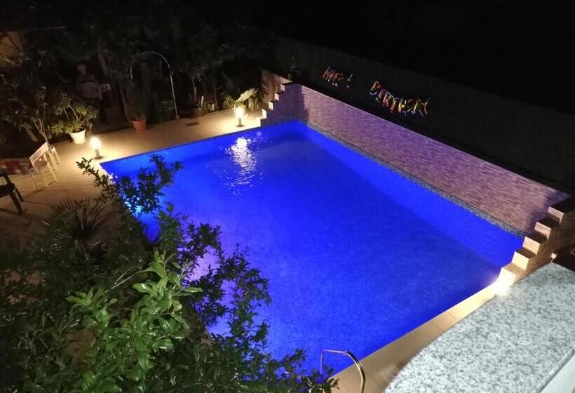 سوئیت جونیور با چشمانداز باغ, Lile Pestani Accommodation