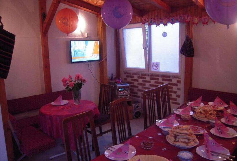 اتاق خانوادگی با چشمانداز کوه, Lile Pestani Accommodation