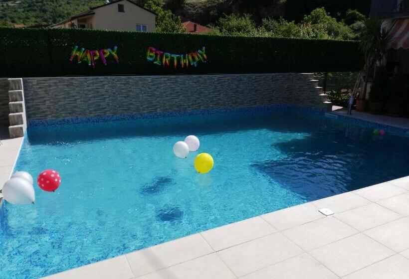 اتاق خانوادگی با چشمانداز کوه, Lile Pestani Accommodation