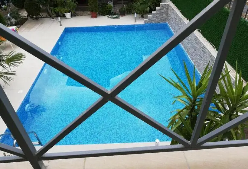 سوئیت جونیور با چشم‌انداز باغ, Lile Pestani Accommodation
